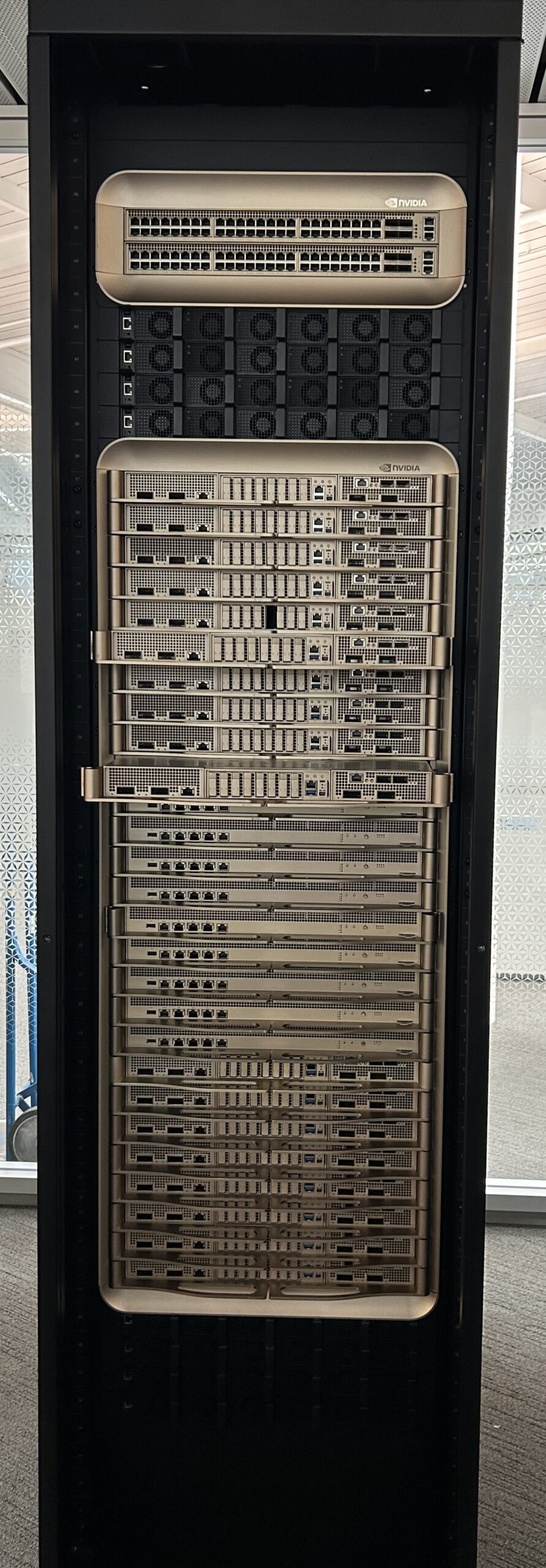 Hệ thống rack NVIDIA DGX GB200 với 72 GPU Blackwell