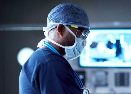 Bác sĩ y khoa phân tích ảnh MRI não trên màn hình chẩn đoán hình ảnh