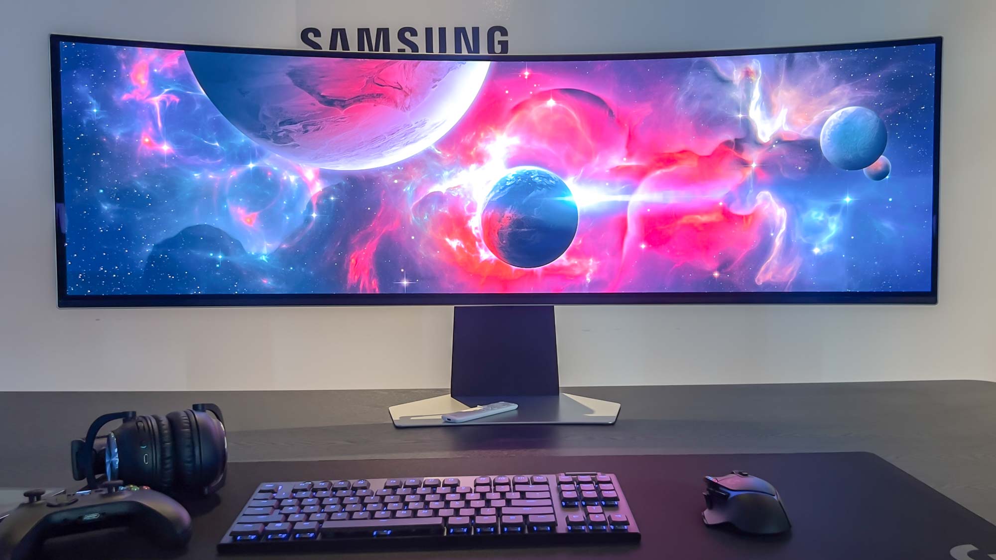 Màn hình cong siêu rộng Samsung Odyssey G9 trong không gian chơi game với đèn RGB