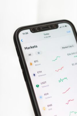 Biểu đồ unlock schedule STRK theo tháng: team, investor, foundation
