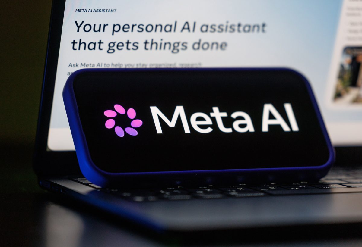 Hình ảnh quảng bá Meta AI hiển thị trên điện thoại và laptop, minh họa AI chạy trên thiết bị cá nhân