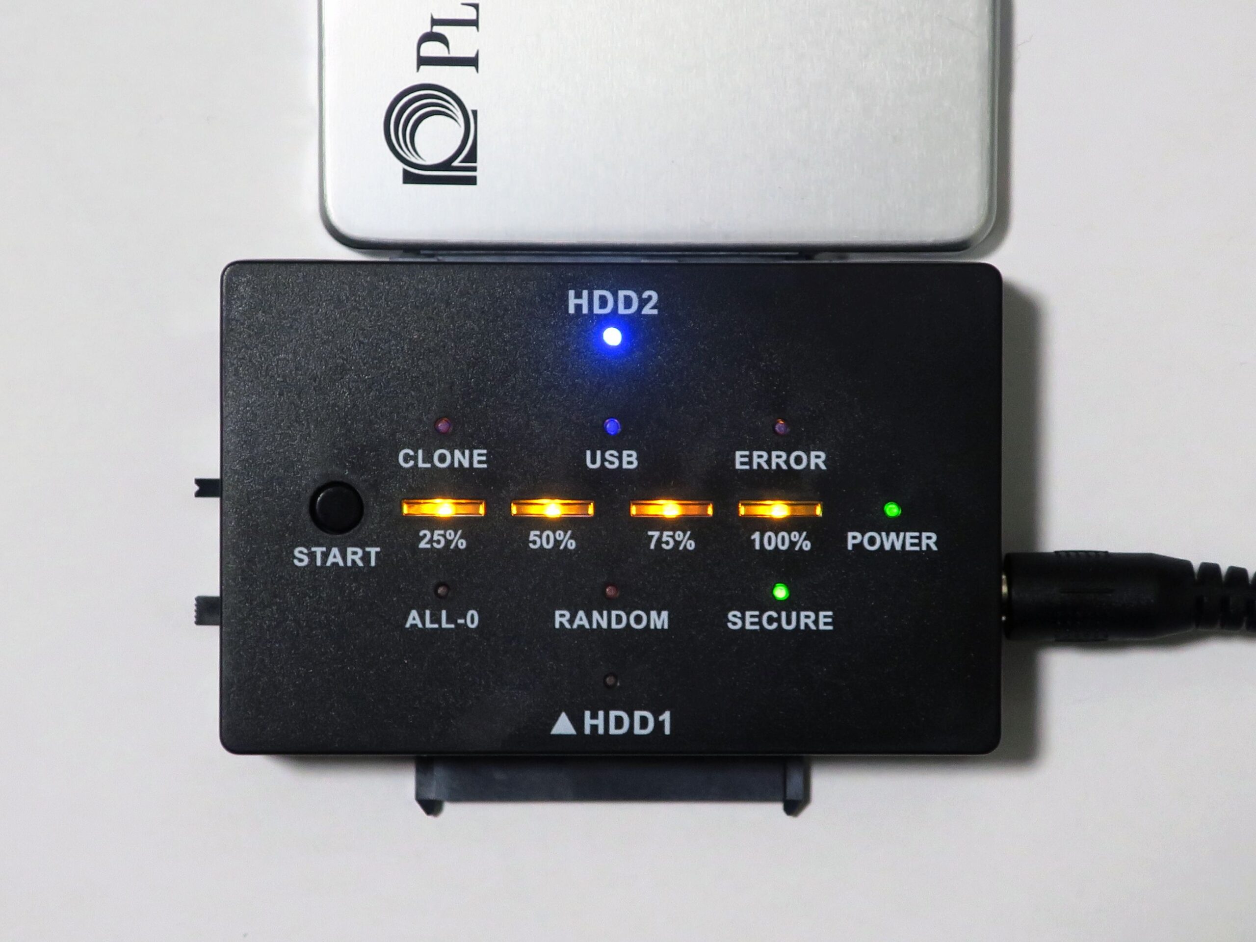 Ảnh ổ cứng SSD hiện đại trong hộp đựng, có thể tháo rời và lắp ráp