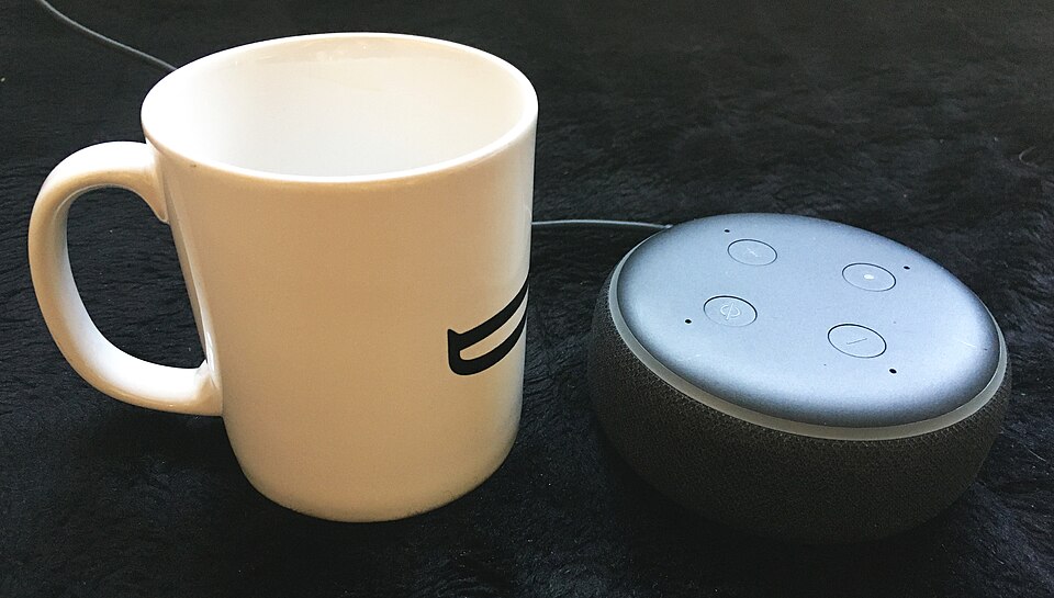 Amazon Echo Dot thế hệ thứ ba so với ly cà phê