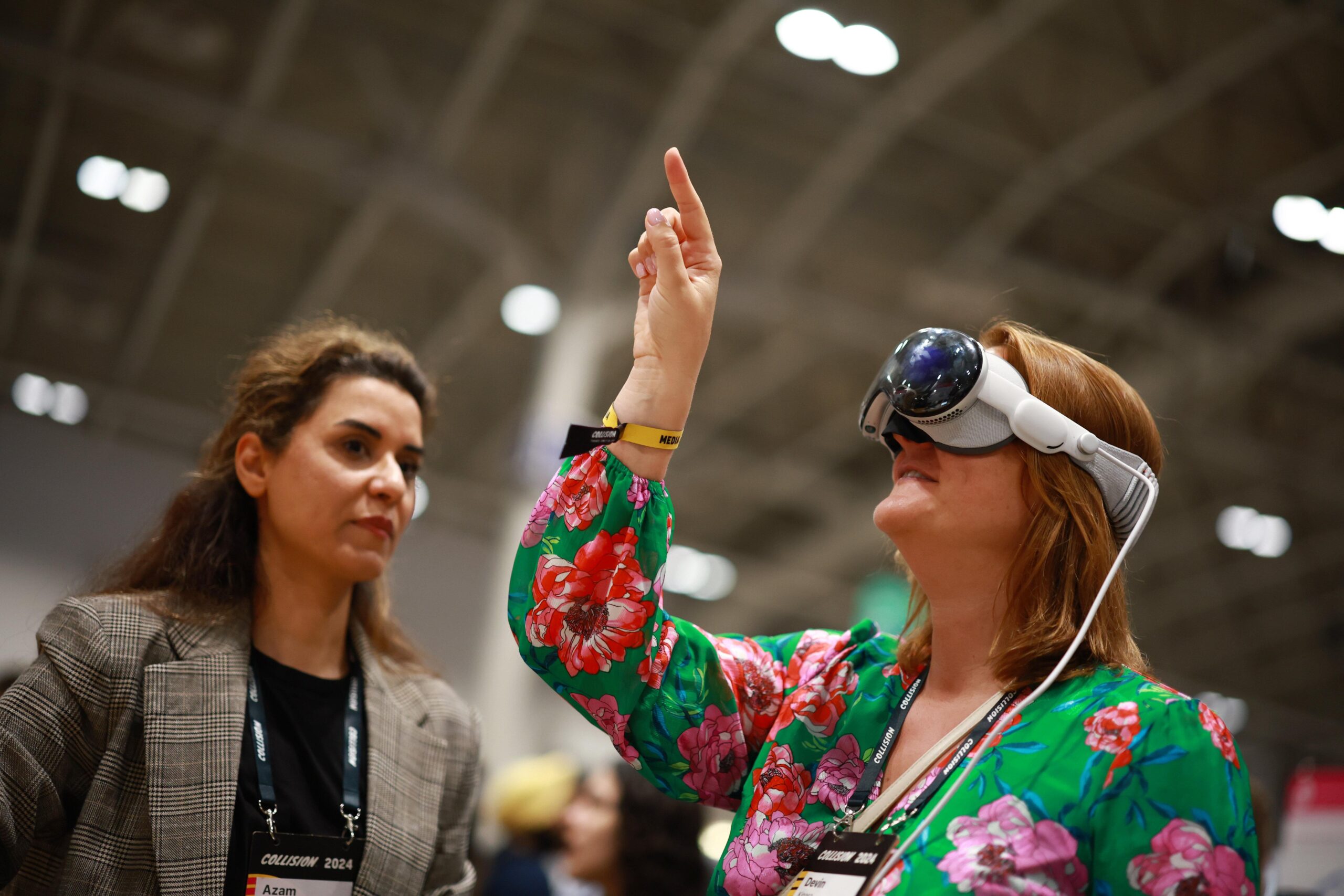 Người đeo Apple Vision Pro tại hội nghị Collision 2024 Toronto, ánh sáng rõ ràng