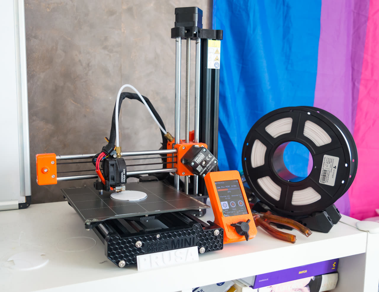 Máy in 3D Prusa i3 đang in vật thể nhựa màu xanh