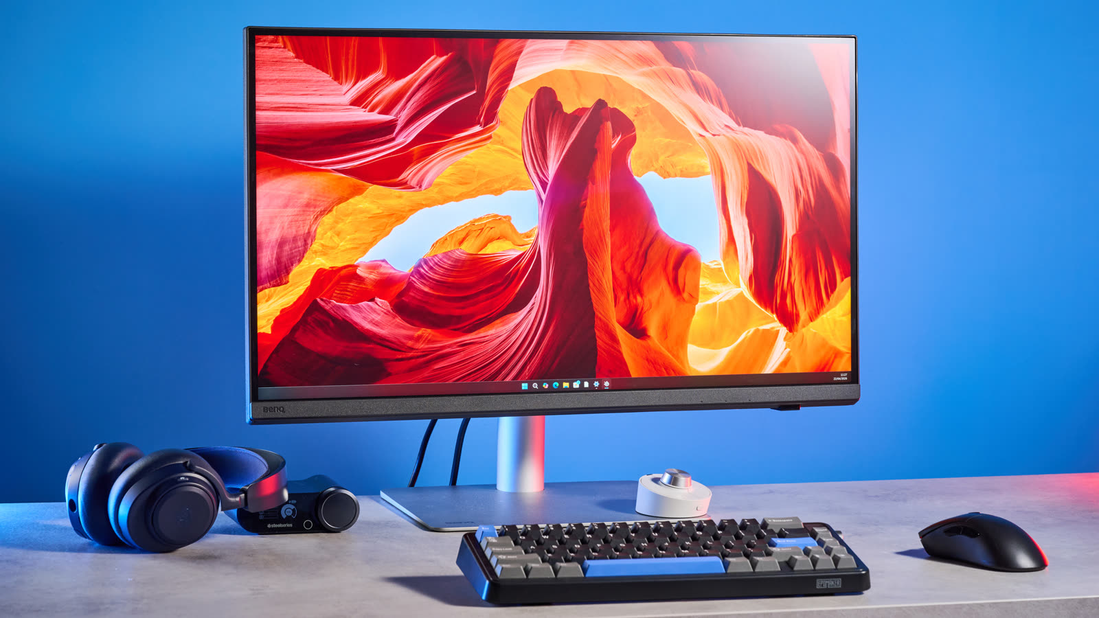 Màn hình máy tính BenQ cho dân sáng tạo trên bàn làm việc studio