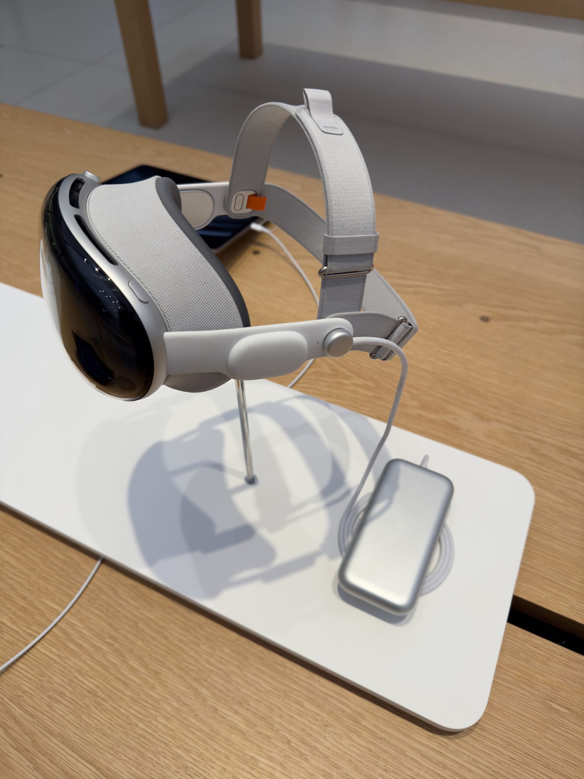 Apple Vision Pro trưng bày tại Apple Store Maine Mall hiển thị giao diện spatial