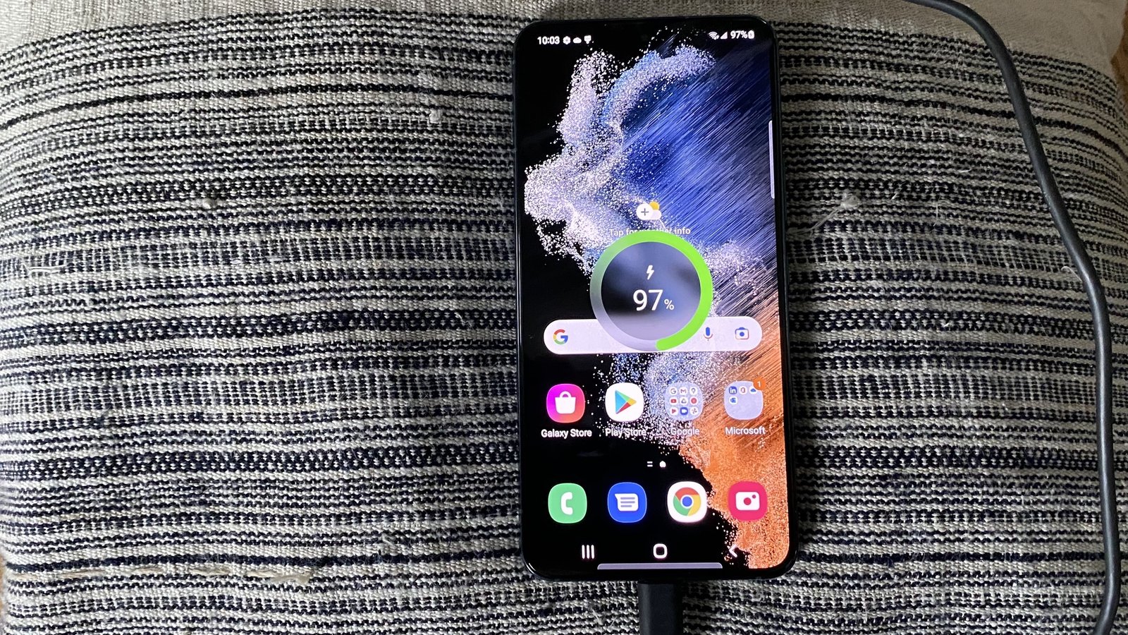 Điện thoại Samsung Galaxy đang sạc qua cáp USB-C với vòng tròn pin 97%