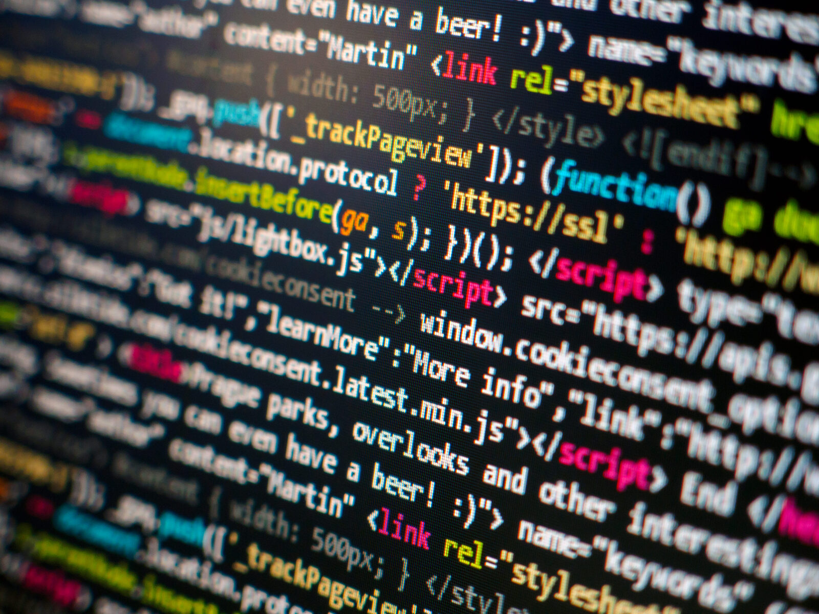 Màn hình hiển thị mã nguồn HTML và JavaScript với màu cú pháp trong Aider code editing