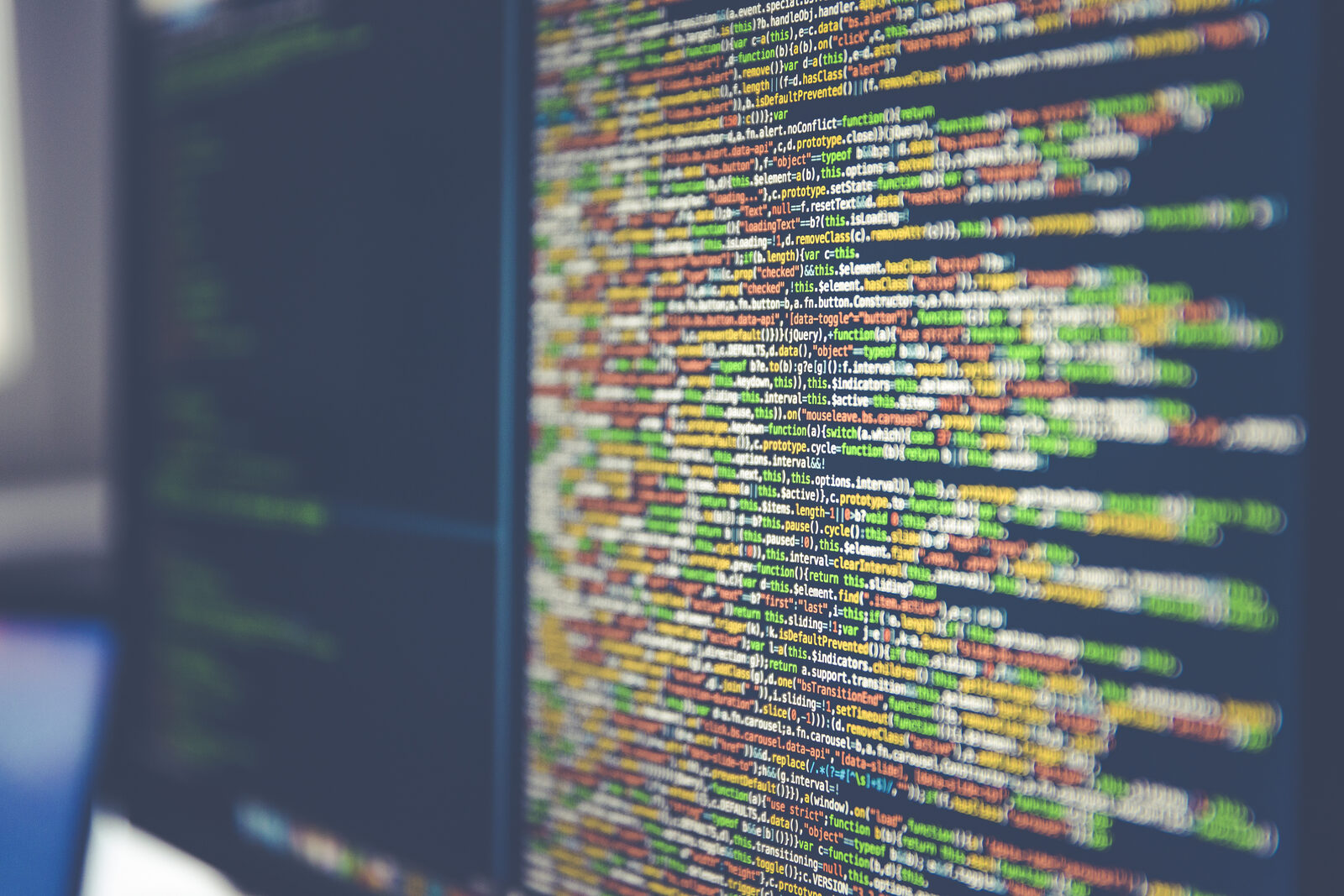 Mã lập trình JavaScript hiển thị trên màn hình tối nhiều màu cú pháp