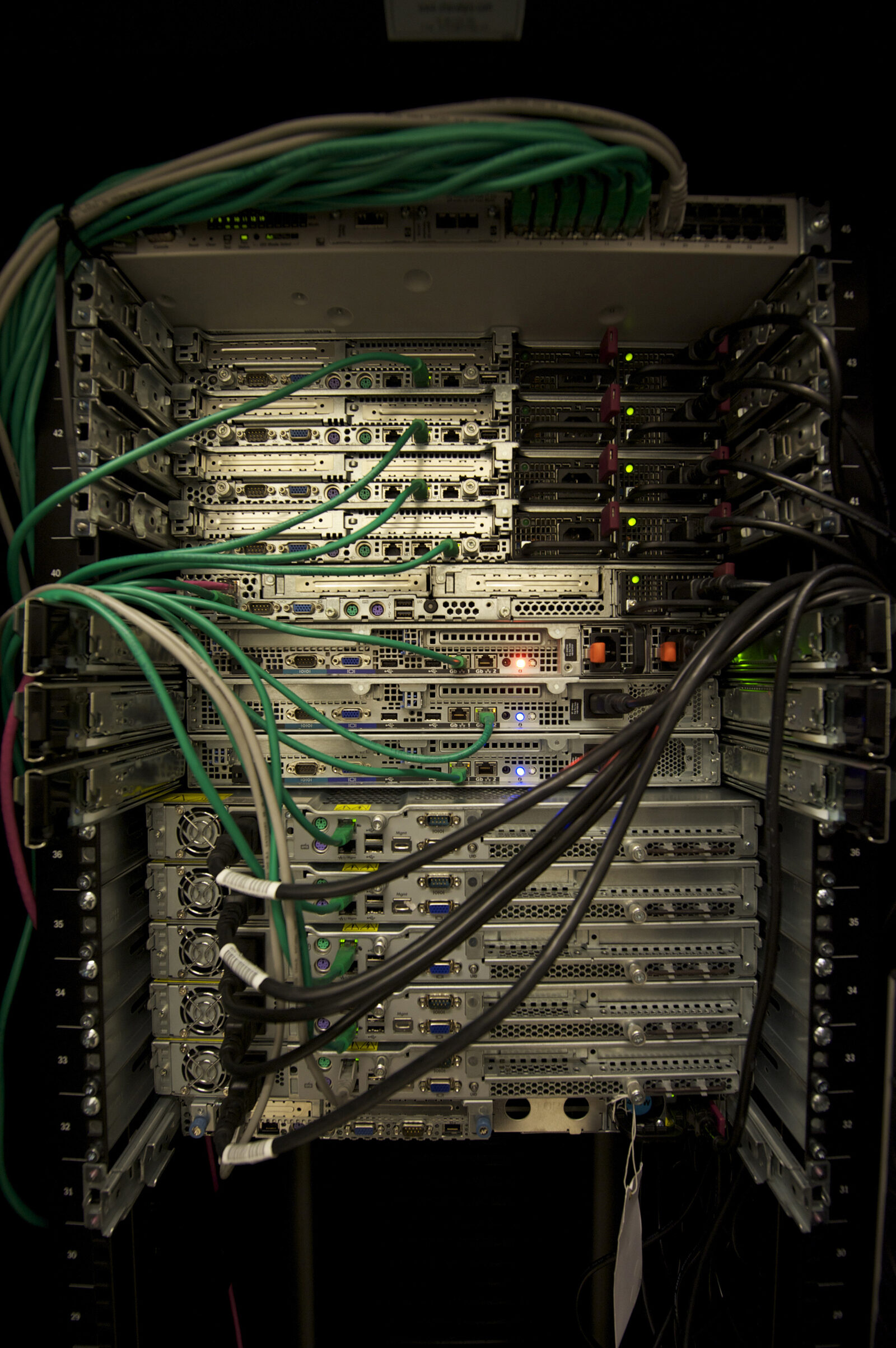 Rack server trong trung tâm dữ liệu với nhiều cổng mạng và LED trạng thái
