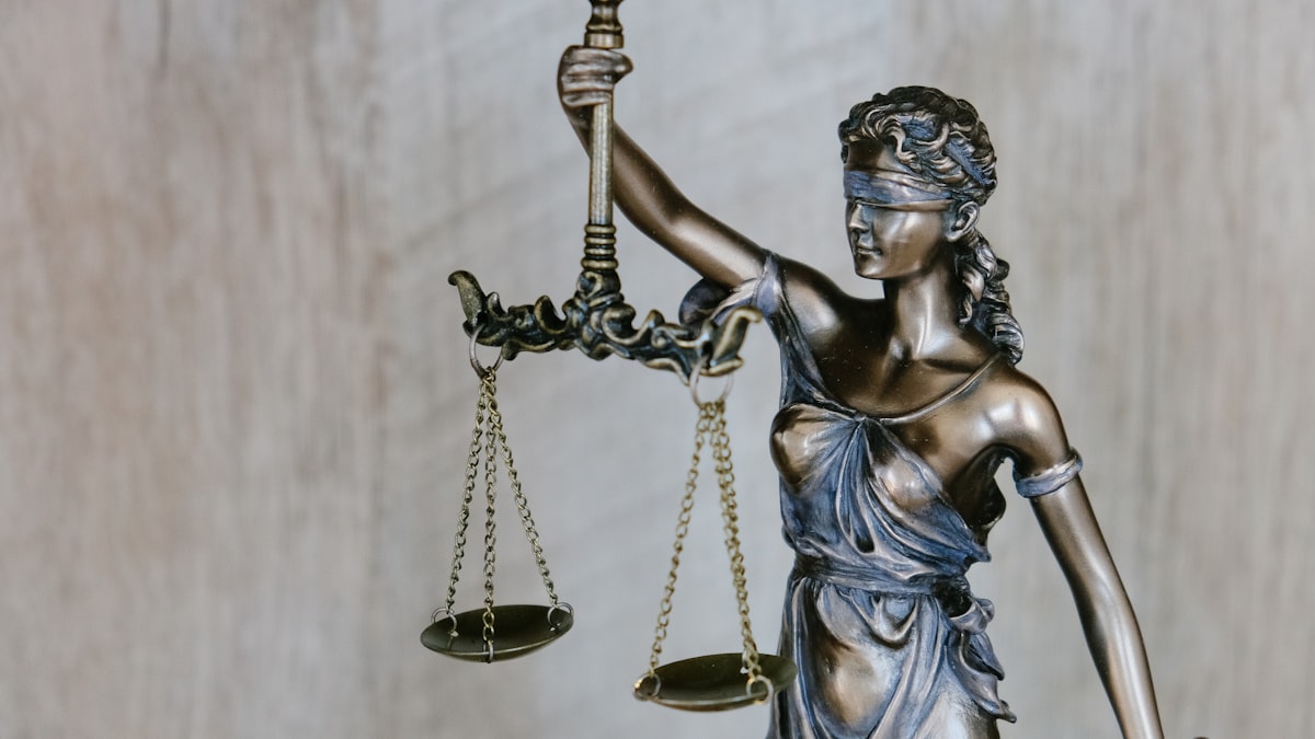 Tượng nữ thần Công lý Lady Justice biểu tượng ngành luật