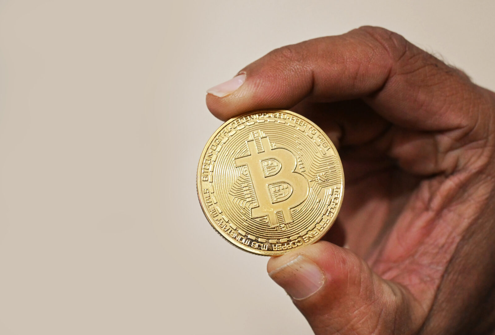 Đồng xu Bitcoin vật lý màu vàng nổi bật biểu tượng tiền mã hóa