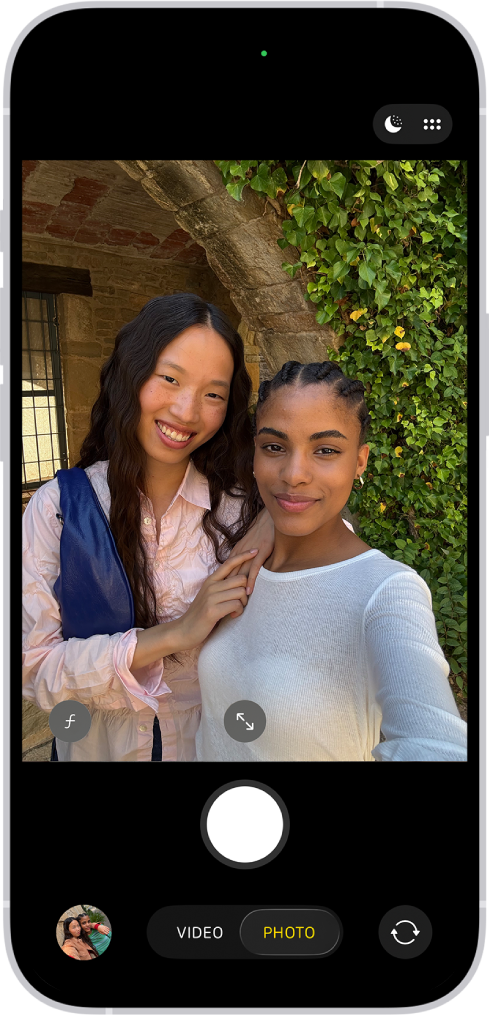 Màn hình ứng dụng Camera trên iPhone ở chế độ chụp ảnh selfie