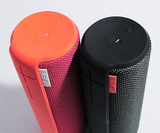 Hai loa Bluetooth UE Boom màu đỏ và đen dùng kết nối không dây với điện thoại
