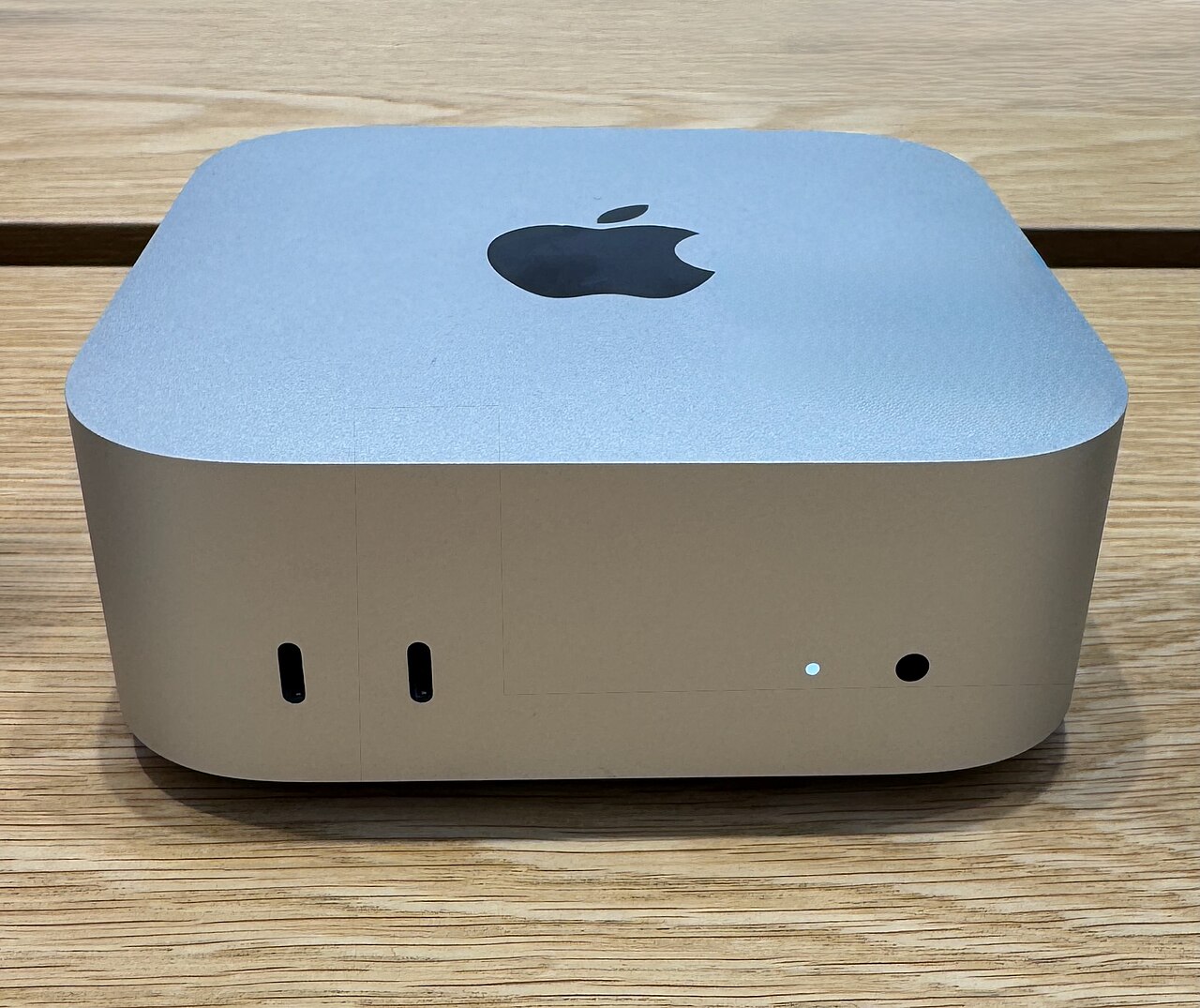 Mac mini M4 nhìn từ trên xuống với các cổng USB-C phía trước và logo Apple