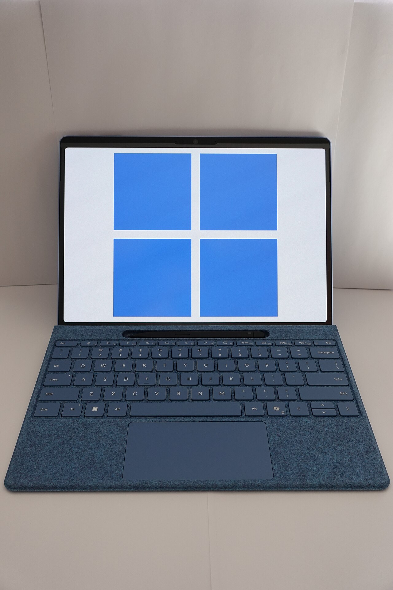 Máy tính bảng Surface chạy Windows, thiết bị thường được cài lại hệ điều hành