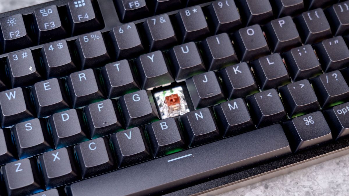 Ban phim co full-size voi keycap den va mot phim thao ra lo switch mau nau
