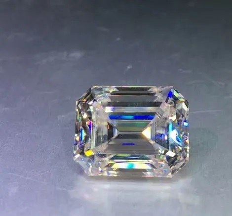 So sánh cắt emerald giữa moissanite (trái) và kim cương (phải) dưới ánh sáng trắng