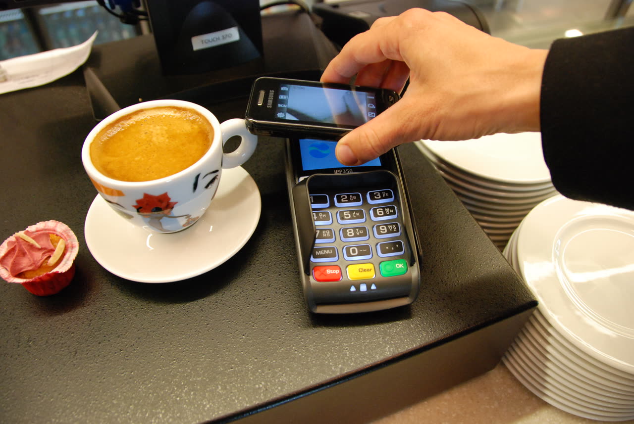 Điện thoại Samsung chạm máy POS Ingenico để thanh toán không tiếp xúc bằng NFC