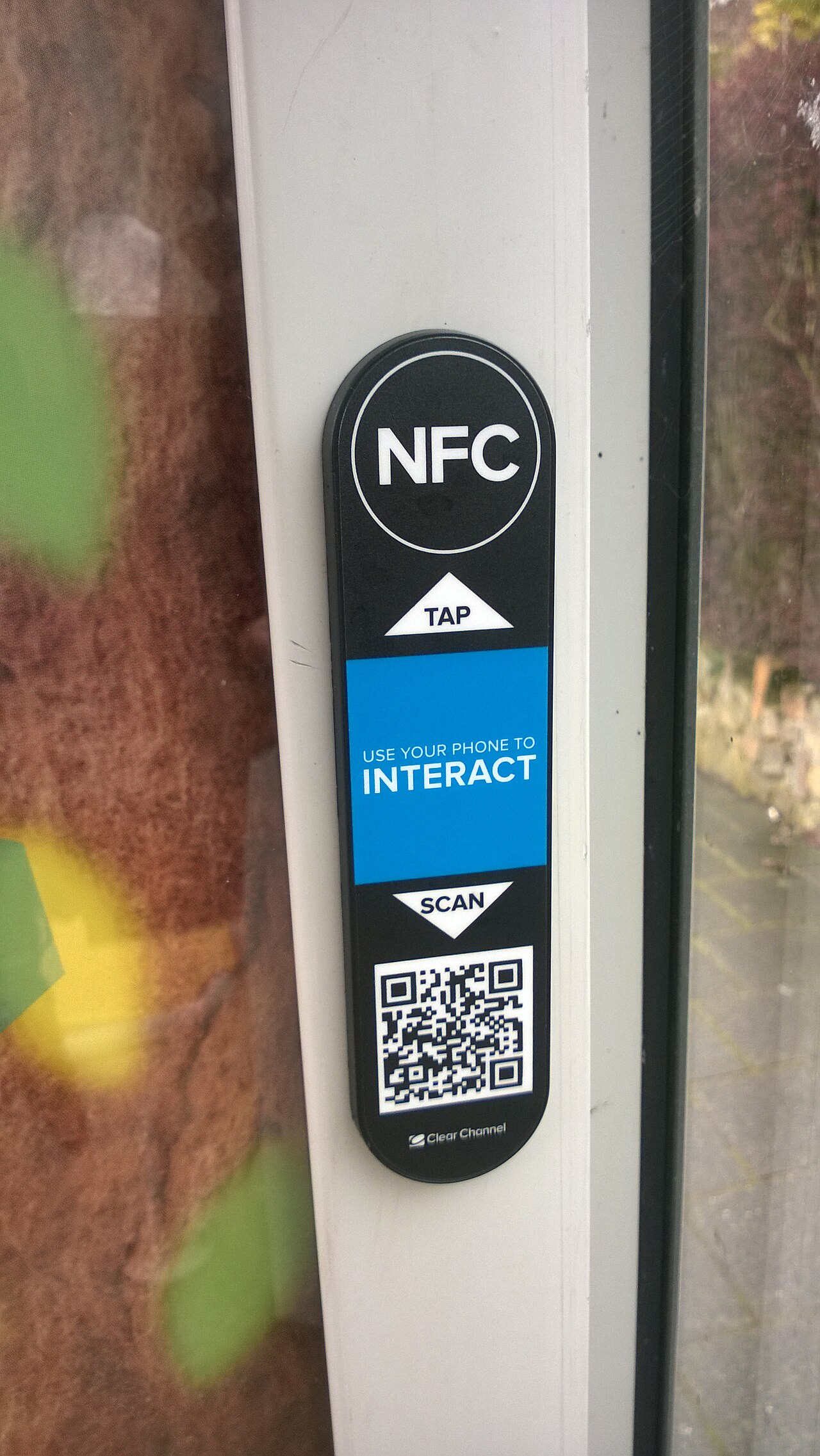 Bảng NFC TAP tại trạm xe buýt hướng dẫn chạm điện thoại để tương tác