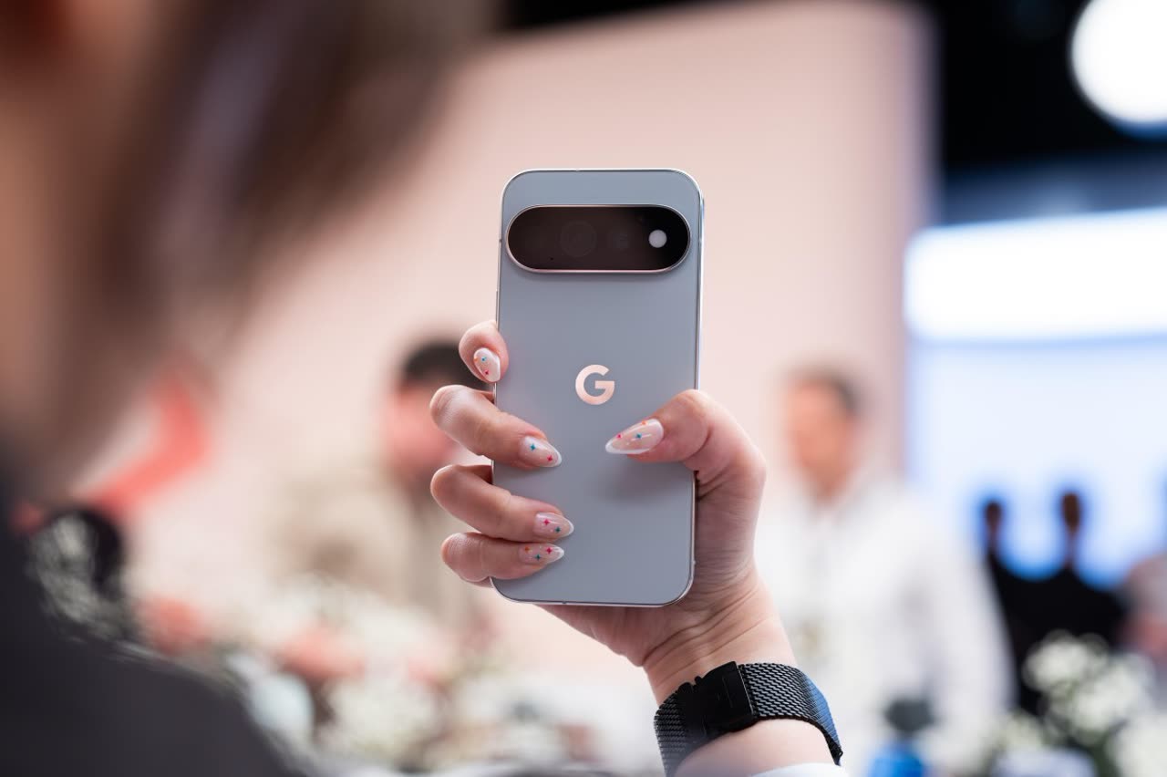 Người dùng cầm điện thoại Google Pixel 11 Pro với thanh camera ngang đặc trưng