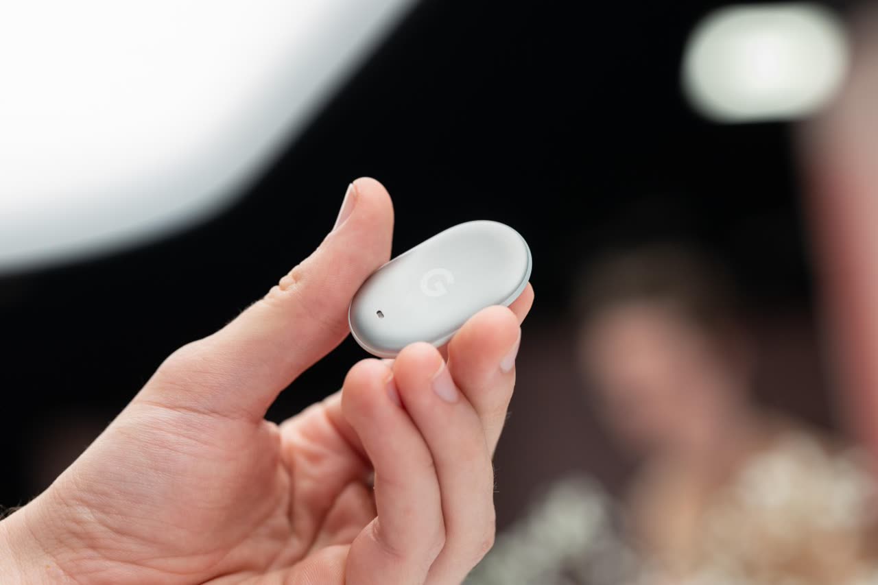 Thiết bị định vị Pixel Tag màu trắng của Google với logo chữ G