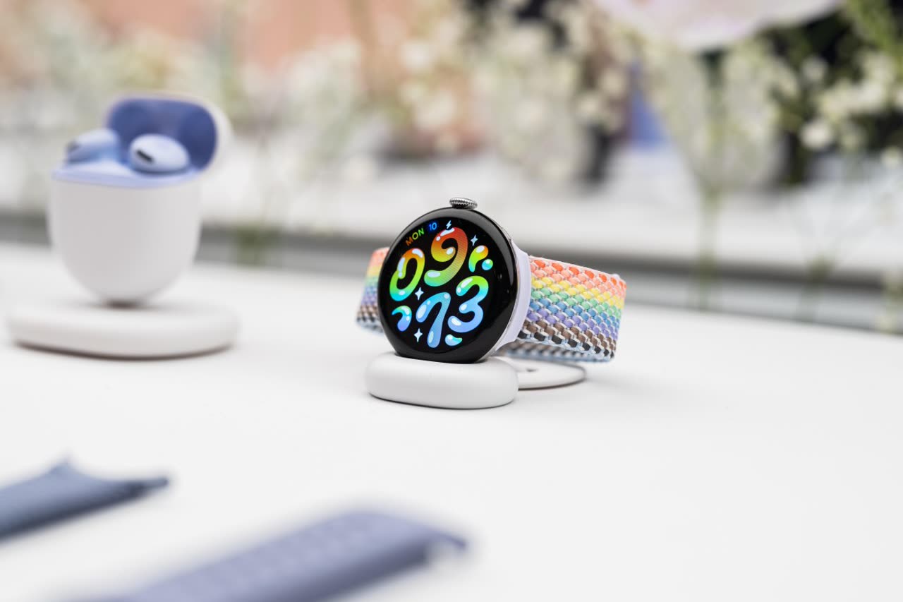Đồng hồ thông minh Pixel Watch 5 đặt trên đế sạc không dây