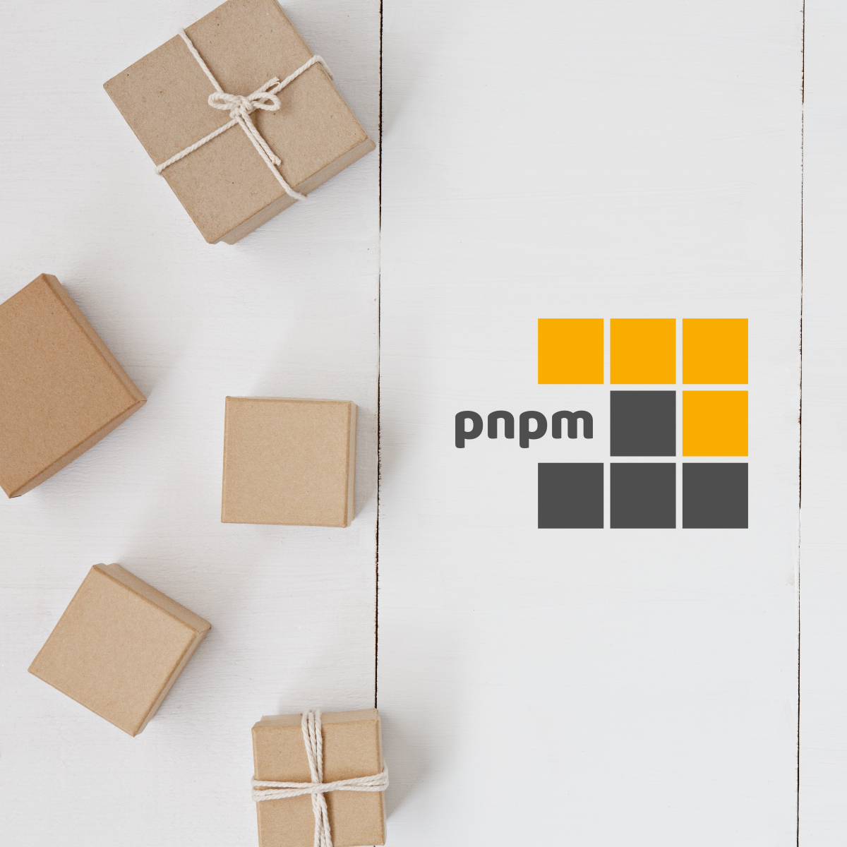 Banner pnpm với các hộp package và logo pnpm trên nền gỗ
