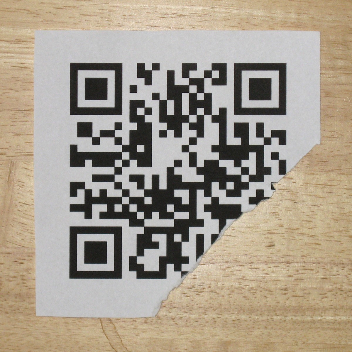 Mã QR bị rách một góc vẫn có thể quét nhờ thuật toán sửa lỗi Reed-Solomon phục hồi tới 30% dữ liệu hỏng