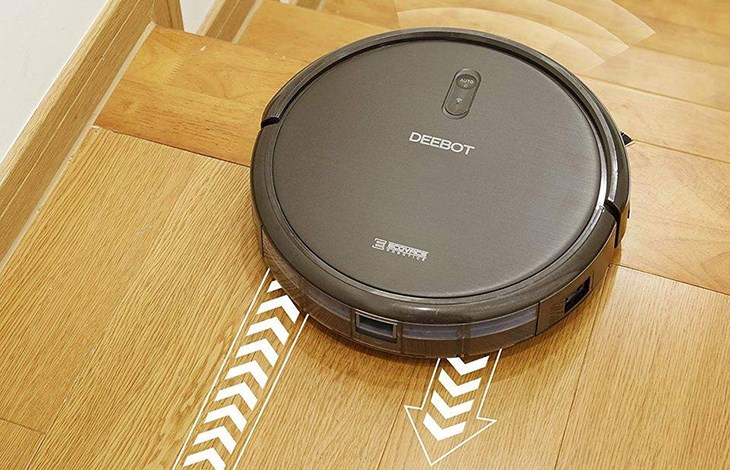 Robot hút bụi thông minh Ecovacs Deebot đang hút bụi trên sàn gỗ