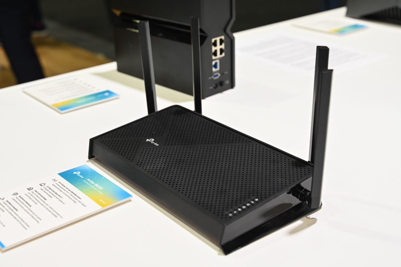 Router WiFi TP-Link Archer BE230 với bốn ăng-ten đặt trên bàn trắng