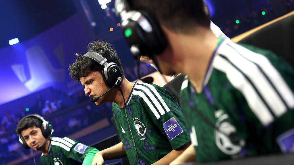Các tuyển thủ esports mặc áo Saudi Arabia thi đấu trong nhà thi đấu