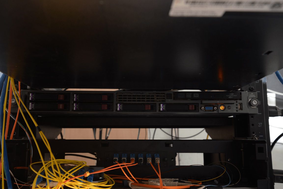 Server rack trong data center với các thiết bị lưu trữ và cáp mạng
