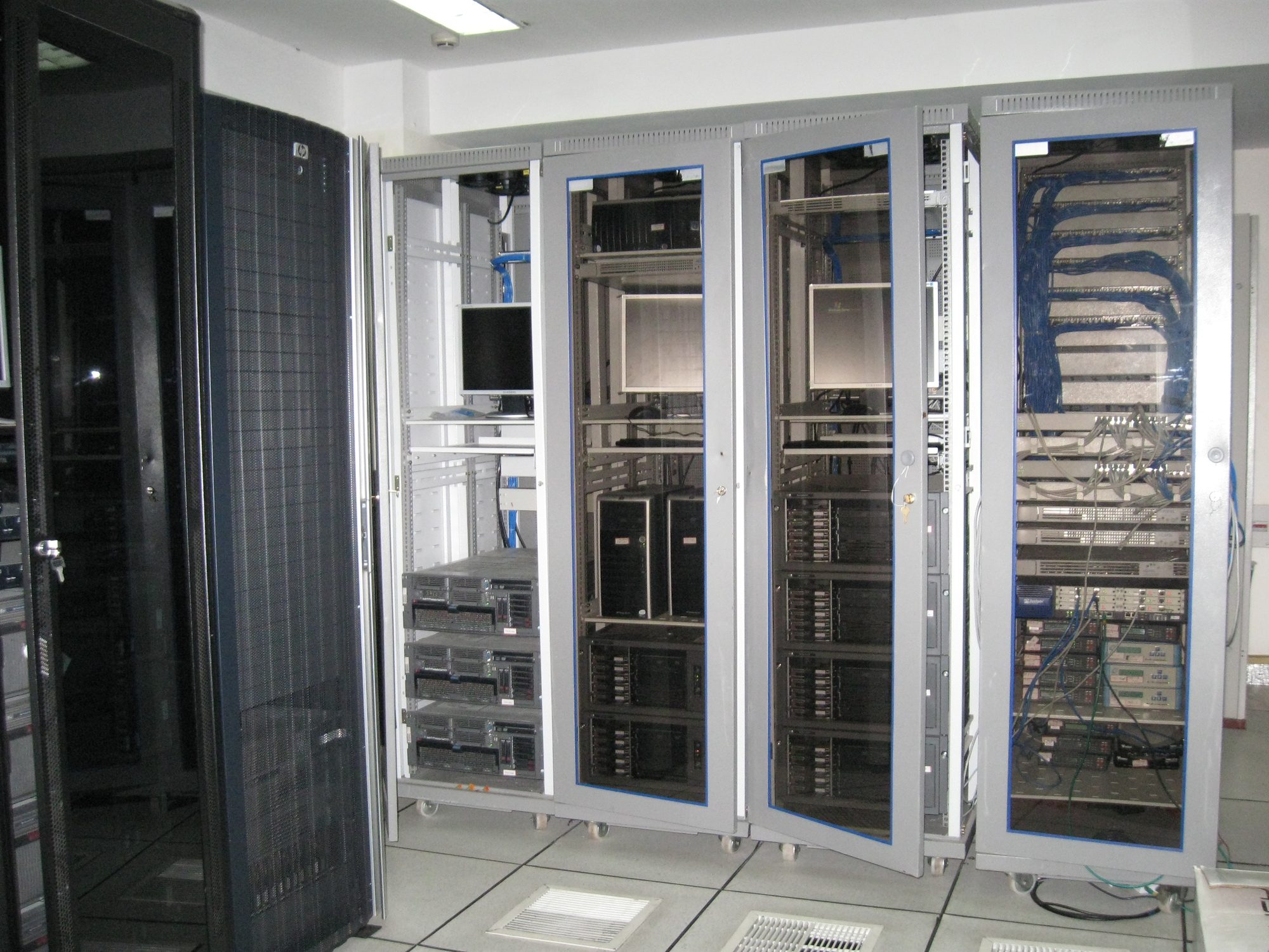 Trung tâm dữ liệu server rack với cáp mạng, ổ cứng, và thiết bị lưu trữ