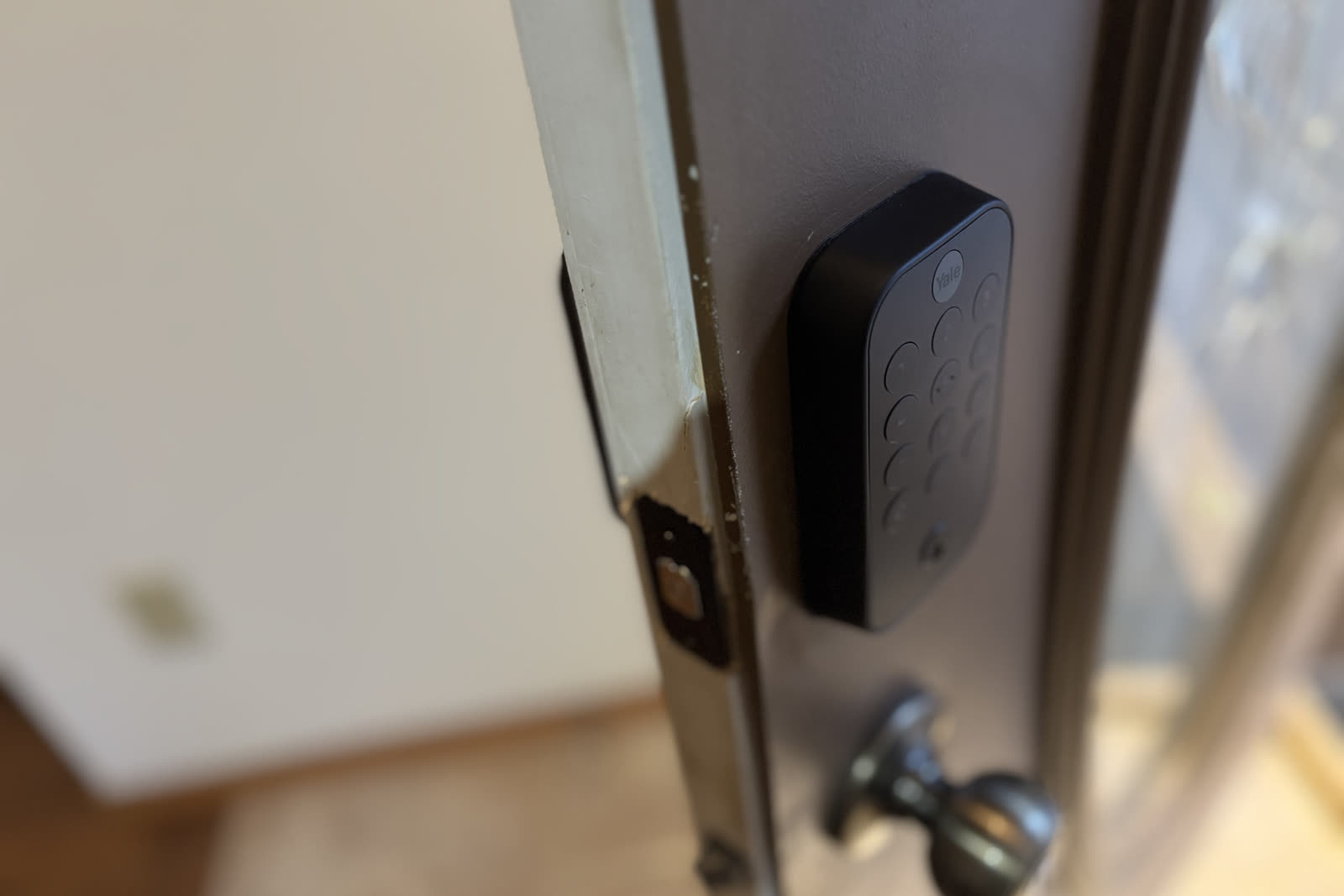 Khóa cửa thông minh Yale Assure Lock 2 lắp trên cửa gỗ màu nâu