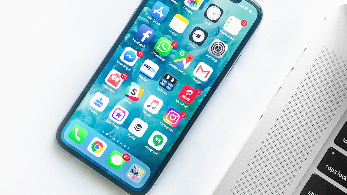 Smartphone hiện đại đặt trên bàn làm việc, minh họa tính năng quay màn hình trên thiết bị di động