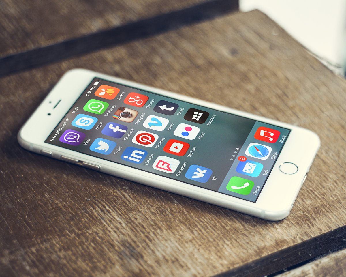 Biểu tượng ứng dụng mạng xã hội trên màn hình smartphone