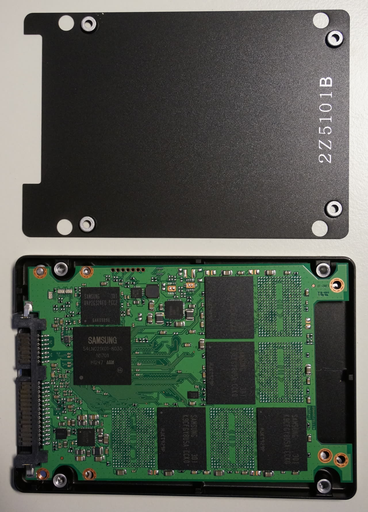 Ổ SSD Samsung đã mở nắp hiển thị chip nhớ NAND và chip điều khiển bên trong