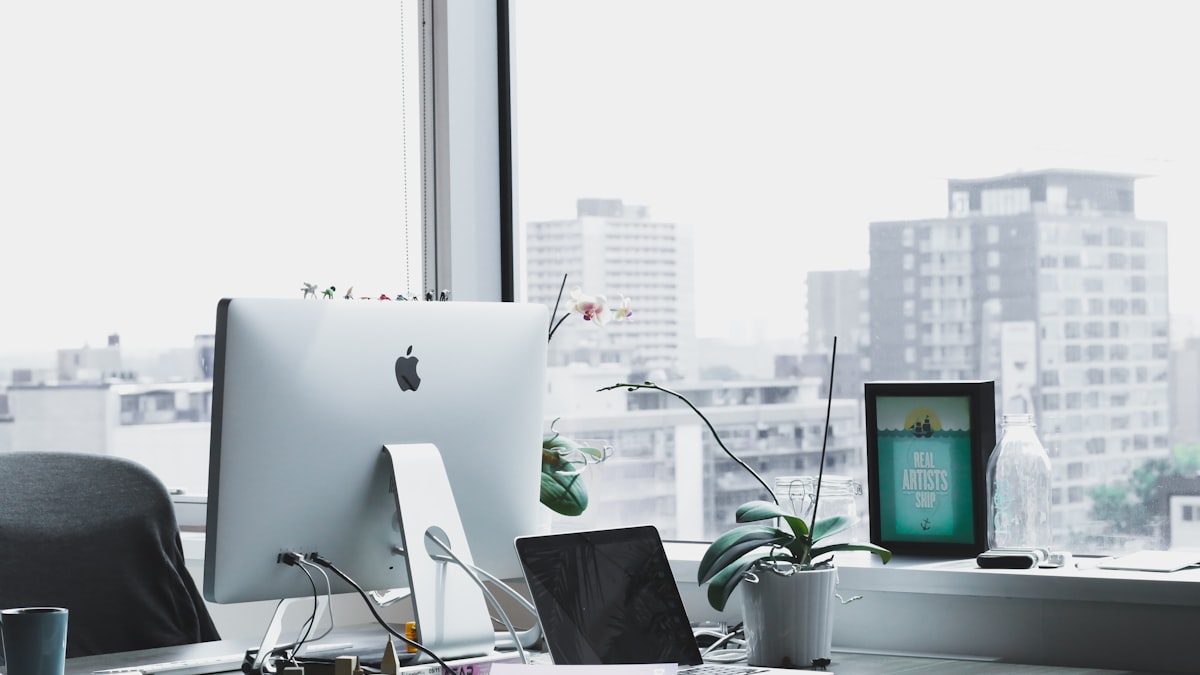 Giao diện code editor Svelte với component code trên nền tối