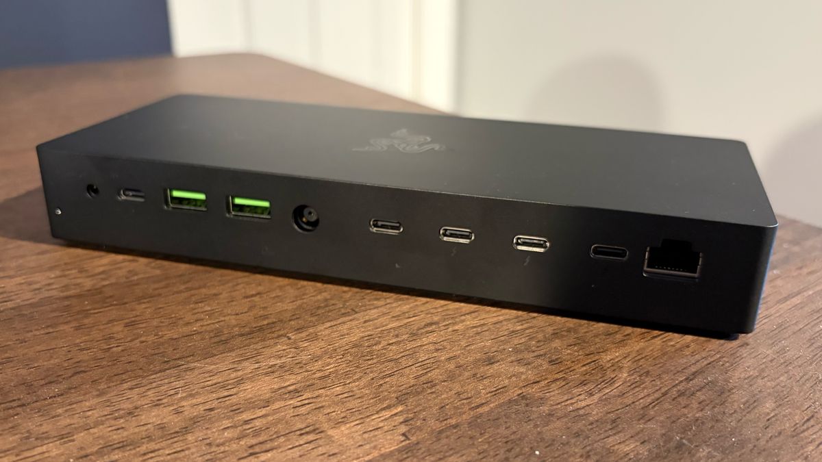 Cổng Thunderbolt 5 trên dock CalDigit TS5 với các cổng kết nối phía sau