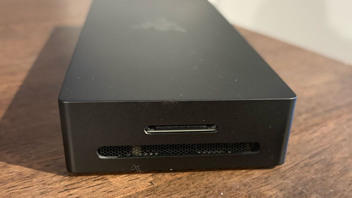 Hộp eGPU gắn ngoài kết nối qua cổng Thunderbolt 5 để tăng hiệu năng đồ họa cho laptop