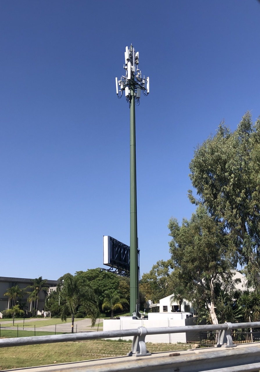 Tháp 5G với anten hiện đại thể hiện hạ tầng kết nối edge