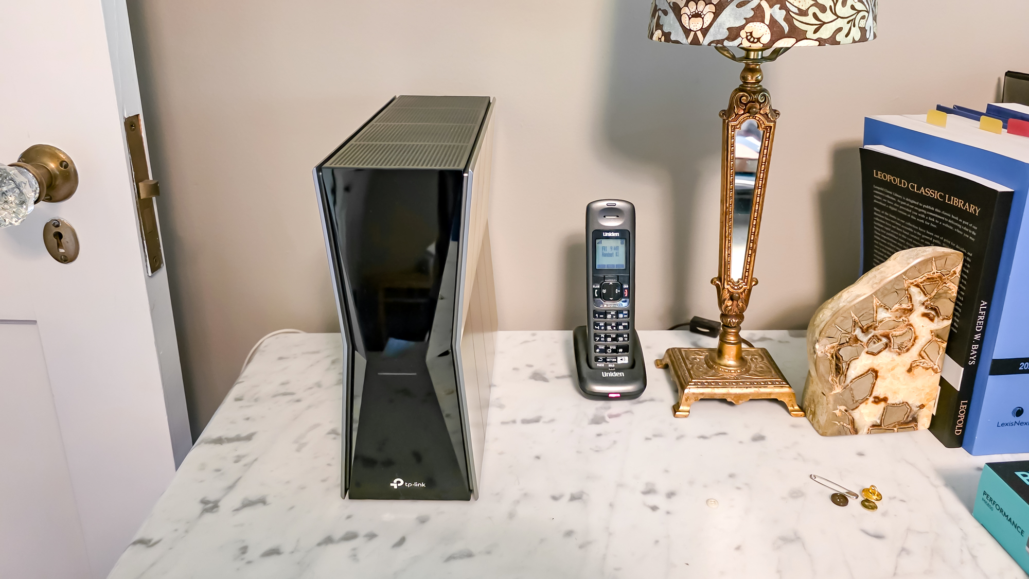 Router WiFi 7 TP-Link Archer BE770 đặt trên mặt bàn trong phòng khách