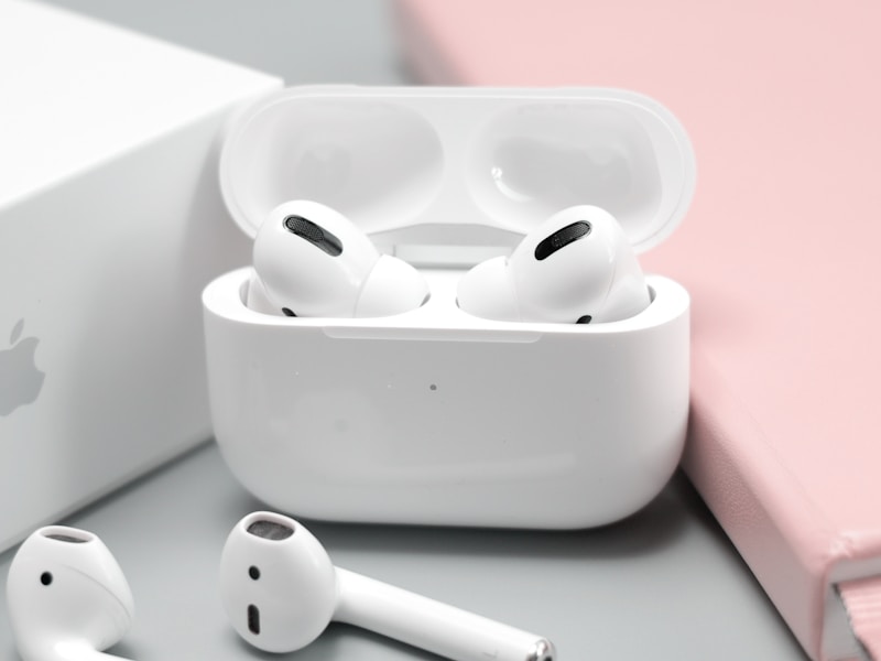 Infographic 6 ứng dụng thực tế của AirPods camera: 1) chụp ảnh tay không, 2) mô tả môi trường cho người khiếm thị, 3) quét mã QR tự do, 4) đếm đồ vật trong không gian, 5) ghi lại lịch sử đi lại 360 độ, 6) AR gaming không cần headset