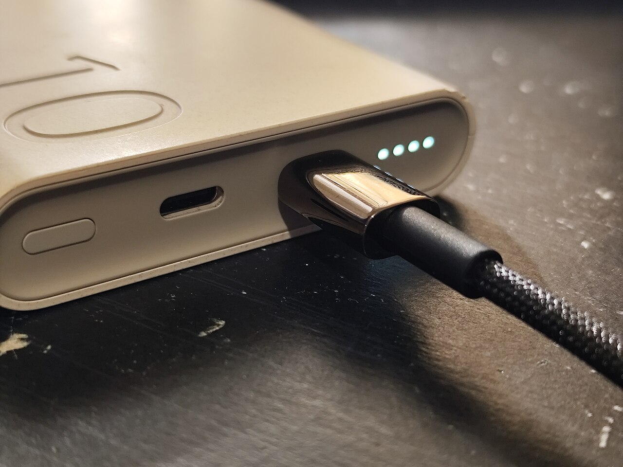 Cáp USB-C cắm sạc pin sạc dự phòng, minh họa chuẩn kết nối USB4