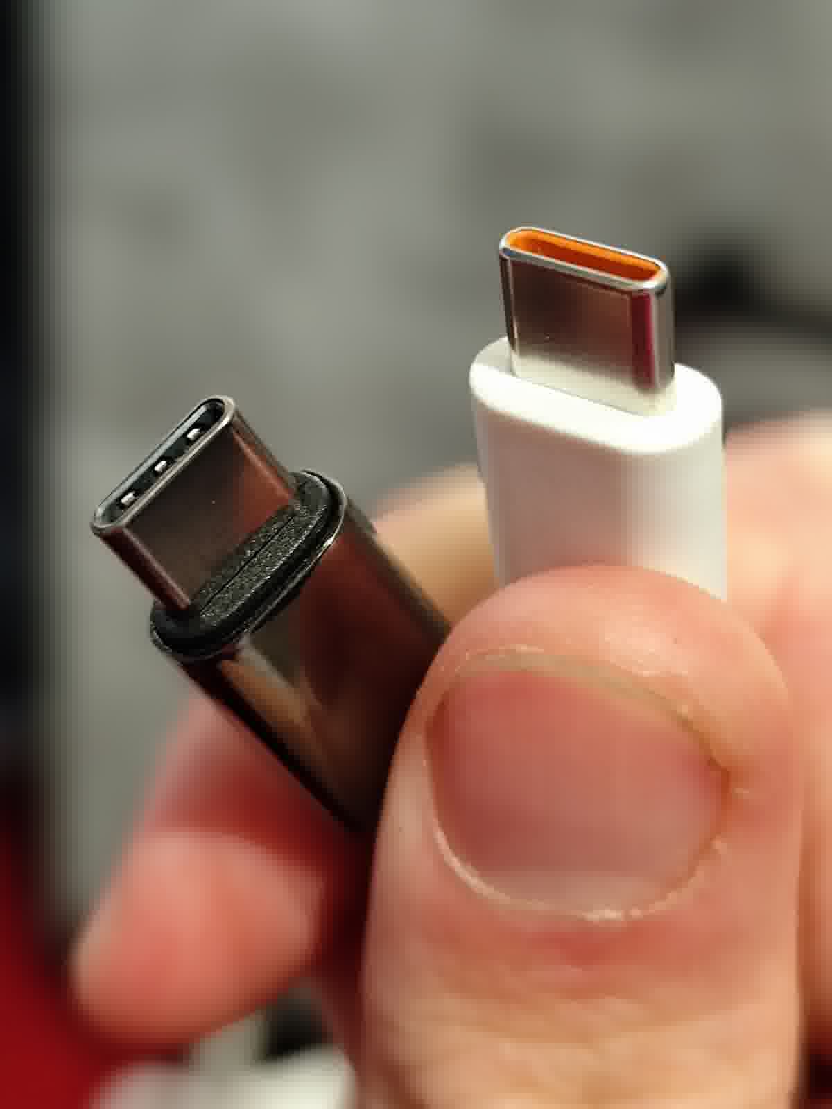 Hai đầu nối USB-C được giữ trong tay, minh họa cổng kết nối USB4