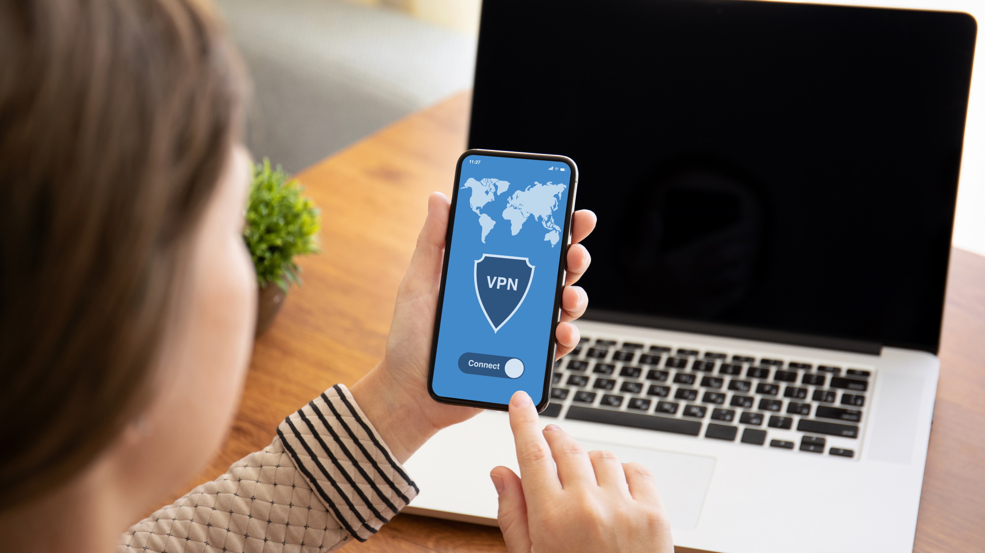 Điện thoại hiển thị ứng dụng VPN với bản đồ thế giới và nút kết nối