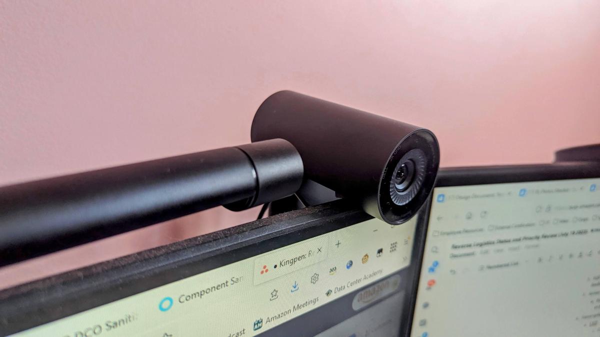 Webcam Insta360 gắn trên màn hình máy tính