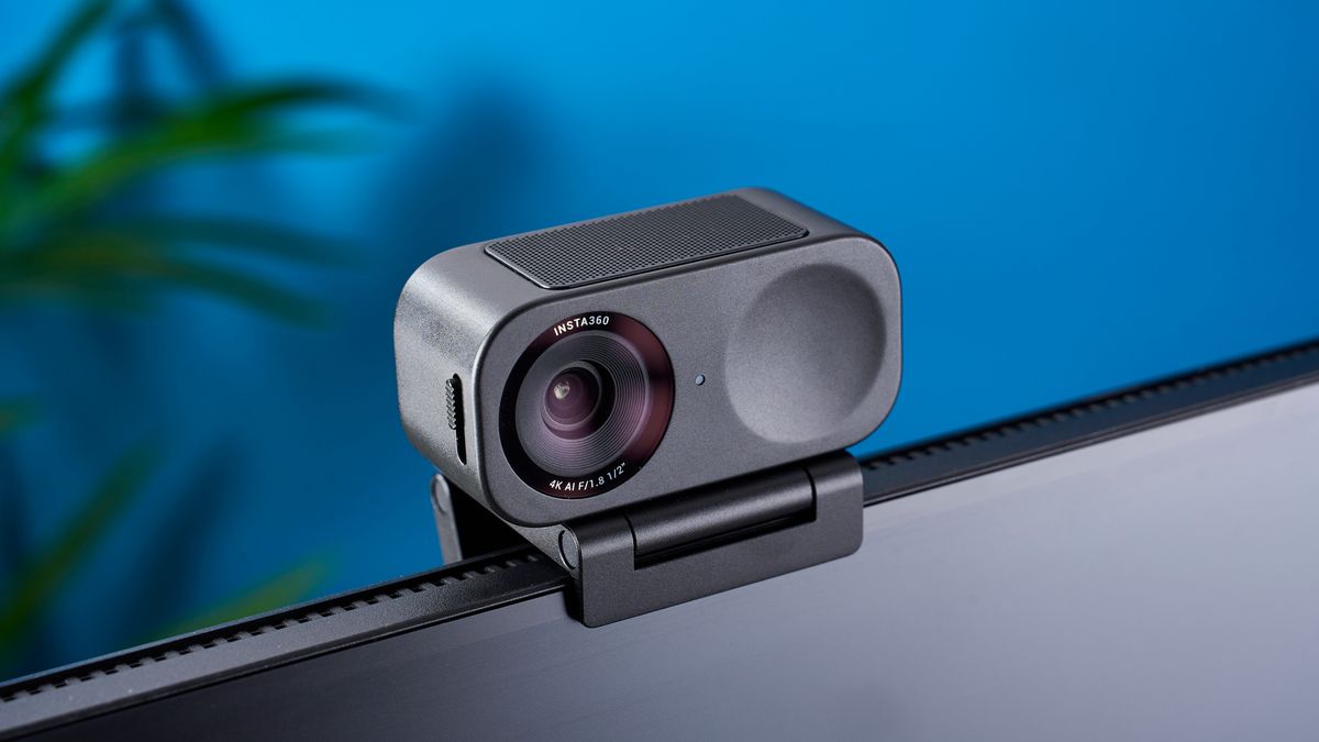 Webcam Logitech 4K gắn trên màn hình với ống kính rộng